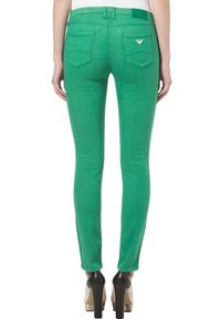 Gröna slim fit-jeans i denim med hög midja, fem fickor och en liten logotyp på bakfickan. Slät textur.