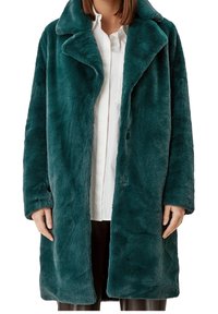 Futro syntetyczne w głębokim odcieniu teal. Posiada wycięty kołnierz, guziki z przodu i boczne kieszenie, charakteryzuje się miękką teksturą i luźnym krojem.