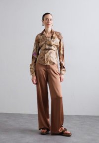 Stine Goya SGSIENNA - Σανδάλια τύπου T - chocolate