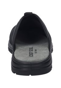 Schwarze Slipper mit runder Zehenpartie, weichem, samtigem Innenfutter und strukturiertem Gummisohle. Mit einer Schlaufe für einfaches Anziehen.