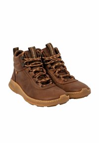 Botas de senderismo de cuero marrón hasta el tobillo con cordones en patrón y suelas de goma, con la marca "El Naturalista" en la lengüeta y el lateral.