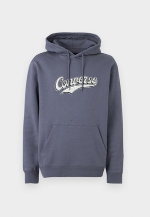 Tummanharmaa Converse-huppari, jossa etutasku, säädettävä kiristysnyöri hupussa ja valkoinen logo rinnassa yksivärisellä taustalla.