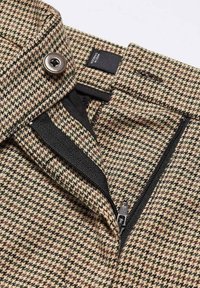Látka s houndstooth vzorem v odstínech hnědé a zelené, obsahující kovový knoflík a černý zip, s hladkým vnitřním podšívem.