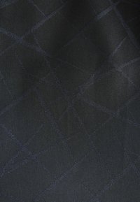 Schwarzer Stoff mit einem geometrischen Gittermuster, das subtile Variationen im Glanz aufweist und eine glatte Textur sowie verwobene Fasern zeigt.