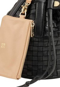 Zwarte geweven leren handtas met een afneembare beige leren pouch en een gouden rits. Voorzien van gevlochten zwarte hengsels en gouden hardware-accenten.