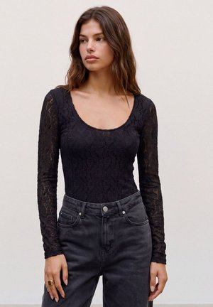 Vero Moda, VMFLORA LS 2-WAY LACE TOP JRS NOOS - Blouse - nero