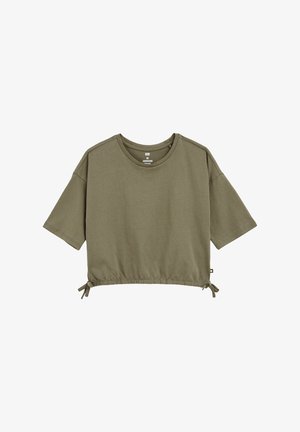 Krótki rękaw, skrócony t-shirt w oliwkowym kolorze z bawełny. Posiada okrągły dekolt i regulowany sznurek u dołu, co umożliwia dostosowanie do sylwetki.