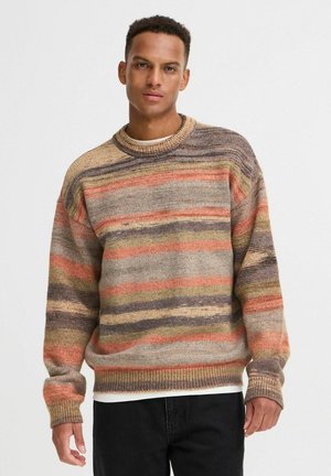 Strickpullover in erdigen Tönen mit horizontalen Streifen, runder Ausschnitt, gerippte Bündchen und Saum sowie einer lockeren Passform.