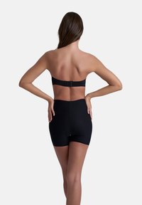 Zwarte strapless bodysuit met een gladde textuur, een aangesloten ontwerp en een haaksluiting aan de achterkant, gecombineerd met hoge zwarte shorts.