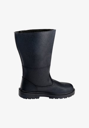 Czarny, teksturowany kozak do połowy łydki z zaokrąglonym noskiem, przeszyciami i grubą, bieżnikowaną podeszwą, pokazany od zewnętrznej strony.