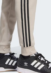 adidas Originals ADICOLOR CLASSICS SUPERSTAR TRACK PANTS - Pantalon de survêtement - beige black