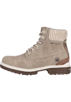 Bottes de cheville taupe en matériau synthétique texturé, avec un col côtelé, des œillets en métal, un laçage, et des accents marron contrastés.