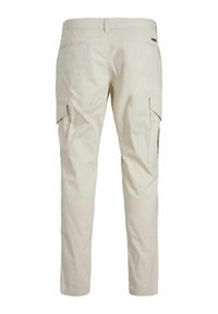 Pantalones cargo beige con un corte recto. Presenta dos bolsillos laterales, un bolsillo trasero, cierre de botón y presillas para cinturón. Fabricados con un tejido ligero.