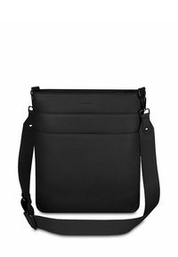 Černá crossbody taška vyrobená z hladkého, matného materiálu. Disponuje nastavitelným popruhem a dvěma předními zipovými kapsami pro úložný prostor.