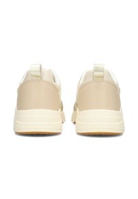 Scarpe da ginnastica beige in materiale a rete e pelle, con tallone imbottito, design semplice e suola in gomma testurizzata.