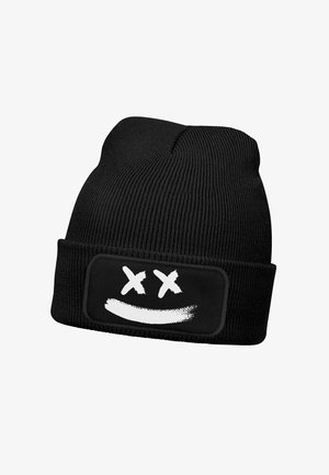 Schwarze gestrickte Mütze mit umgeschlagenem Rand, versehen mit einem rechteckigen Patch, das ein weißes Smiley-Gesicht mit gekreuzten Augen und einem Pinselstrich-Lächeln zeigt.