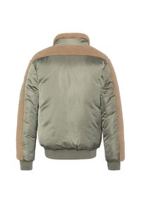 Olivengrøn bomberjakke med brune fleece-detaljer på skuldrene og ærmerne; ribbede manchetter og kant; glat, polstret tekstur.