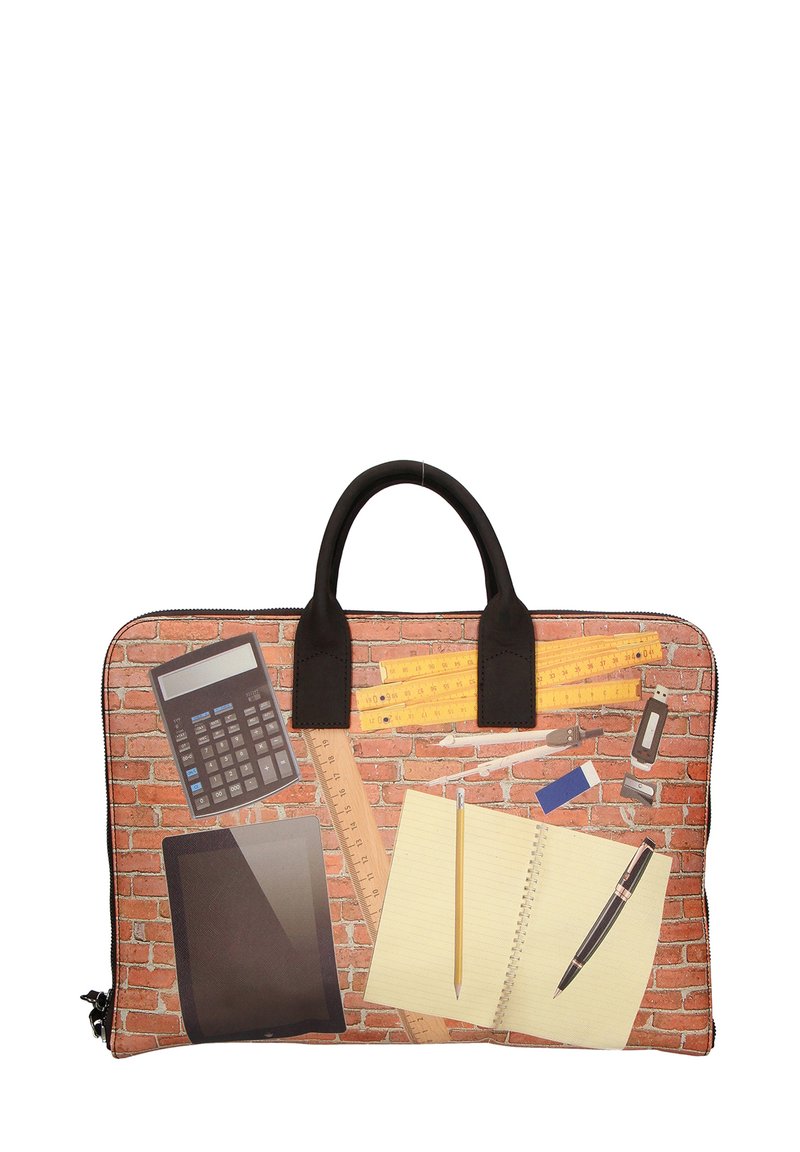 Laptop tas met een baksteenpatroon op de achtergrond, voorzien van zwarte handgrepen. Bevat hulpmiddelen zoals een rekenmachine, liniaal, notitieblok en pen.