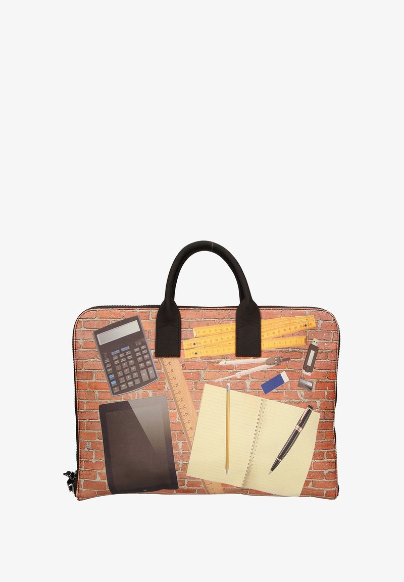 Laptop tas met een baksteenpatroon op de achtergrond, voorzien van zwarte handgrepen. Bevat hulpmiddelen zoals een rekenmachine, liniaal, notitieblok en pen.