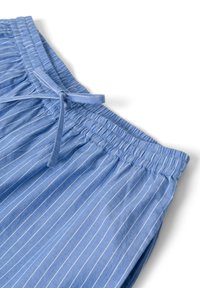 Hellblaue Baumwollshorts mit weißen vertikalen Streifen, ausgestattet mit einem elastischen Bund und einem gebundenen Kordelzug sowie einer weichen Textur.