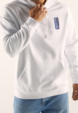Felpa bianca con tasca frontale, coulisse regolabile e logo ricamato blu. Realizzata in tessuto morbido, presenta polsini e orlo a costine.