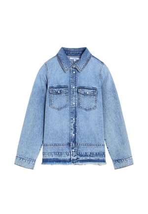 Chaqueta vaquera azul claro con mangas largas, cierre frontal con botones, dos bolsillos con solapa en el pecho y un dobladillo deshilachado.