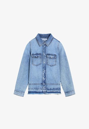 Veste en denim bleu clair à manches longues, fermeture à boutons sur le devant, deux poches à rabat sur la poitrine, et un ourlet effiloché.