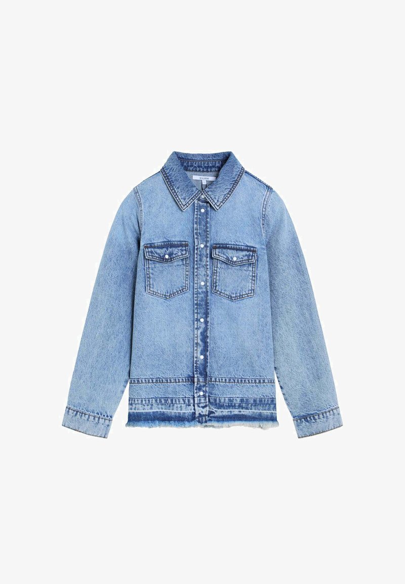 Jasnoniebieska kurtka jeansowa z długimi rękawami, zapinana na guziki z przodu, z dwoma kieszeniami na klatce piersiowej na patki oraz postrzępionym dołem.