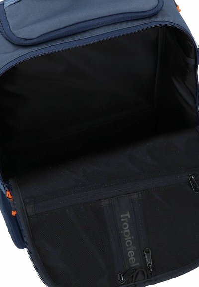 Zaino in tessuto blu navy con scomparto principale con zip, interno nero, tasca in rete e zip arancioni. Presenta un coperchio imbottito e dettagli con logo.