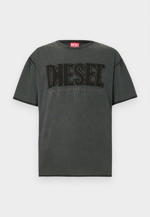 Tricou gri închis cu mâneci scurte, realizat din bumbac. Prezintă un logo mare negru DIESEL și textul "FOR SUCCESSFUL LIVING" într-un design contrastant.