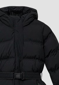 Zwarte pufferjack met een capuchon, voorzien van een ceintuur in de taille, een gladde textuur en een gestikt quiltpatroon. Met rits afgesloten zijzakken.