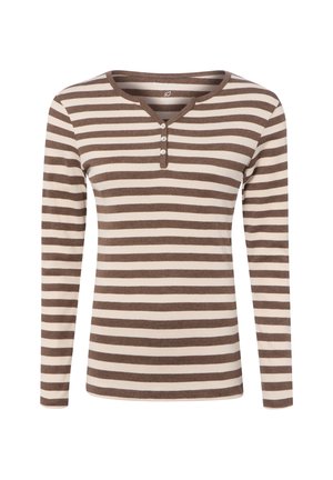 Langärmeliges braun-beiges Shirt mit horizontalen Streifen, rundem Ausschnitt und drei weißen Knöpfen auf der vorderen Knopfleiste.
