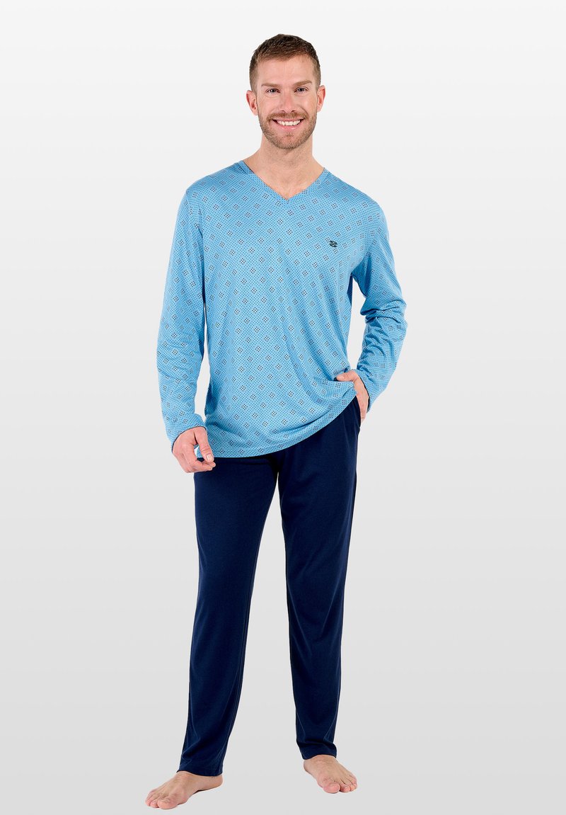 Hellblauses Langarmshirt mit V-Ausschnitt und Rautenmuster, kombiniert mit marineblauen Hosen. Beide bestehen aus weichem, bequemem Stoff.