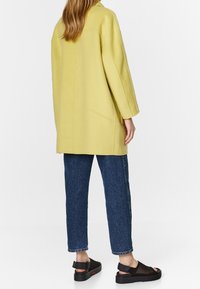 Bimba Y Lola Abrigo corto - yellow