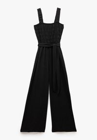 Mono negro con cuerpo fruncido, tirantes anchos ajustables y un cinturón de talle atado. Presenta pantalones de pierna ancha y suelta. Textura suave.