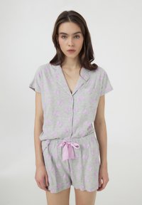 Set di pigiama grigio in cotone con maniche corte e chiusura a bottoni, caratterizzato da un motivo di farfalle in lilla, con vita elastica e fiocco.
