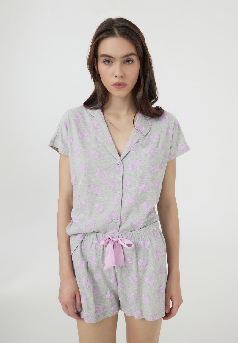 Set di pigiama grigio in cotone con maniche corte e chiusura a bottoni, caratterizzato da un motivo di farfalle in lilla, con vita elastica e fiocco.