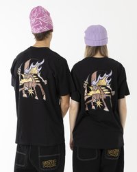 Tricouri negre din bumbac cu un design grafic colorat, care prezintă un personaj și flăcări pe spate. Asortate cu căciulițe ribbate de culoare purpurie.