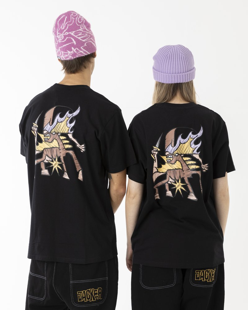 Tricouri negre din bumbac cu un design grafic colorat, care prezintă un personaj și flăcări pe spate. Asortate cu căciulițe ribbate de culoare purpurie.