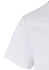 Hvit bomull t-skjorte med kort erm, en klassisk rund halslinning og en jevn tekstur. Har ingen synlige mønstre eller pynt.