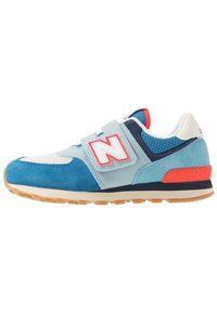 Baskets bleues et bleu clair avec un design en daim et en mesh, dotées d'une sangle Velcro, d'accents rouges prononcés et d'une semelle en caoutchouc naturel.