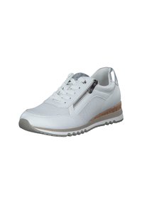 Sneaker bianco con materiali in mesh e pelle liscia, design con lacci, zip laterale, dettagli metallici e tacco testurizzato in sughero.