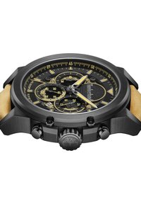 Orologio in metallo nero con accenti gialli, quadrante rotondo, funzionalità cronografo, cinturino in pelle beige, cassa texturizzata e branding prominente sul quadrante.