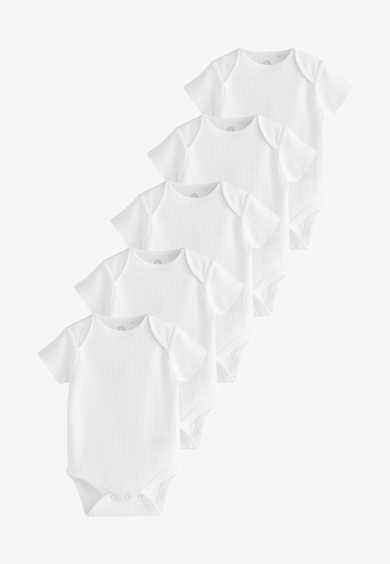 Pět bílých bavlněných body s krátkým rukávem, žebrovanou strukturou, kulatým výstřihem a patentkami na dně pro snadné oblékání.