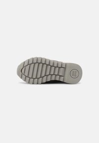 Suela de zapato de goma con un patrón acanalado. Color gris claro con un logo redondo "GIOS EPPo" cerca del talón. Plana y texturizada para un mejor agarre.