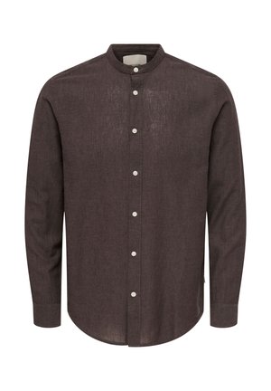 Cămașă de in maro închis cu mâneci lungi, guler tip bandă și nasturi albi în față.