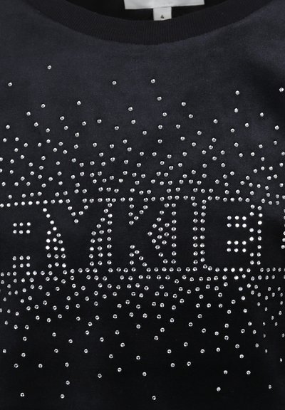 Felpa nera con superficie testurizzata decorata con strass sparsi, che formano la parola "RYKIE" in evidenza al centro.