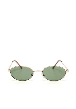 Zlata ovalna sončna očala z okvirjem iz kovine, zelenkasto obarvanimi lečami in tankimi kraki, ki počivajo na beli površini.