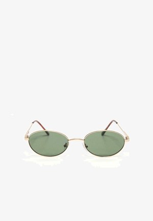 Ovale zonnebril met goudkleurig metalen montuur, groene getinte glazen en dunne pootjes, liggend op een witte ondergrond.