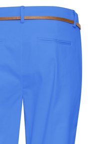 Svetlomodré šité nohavice s úzkym hnedým opaskom prevlečeným cez pútka na opasok, vybavené dvoma zadnými vreckami s lištami.
